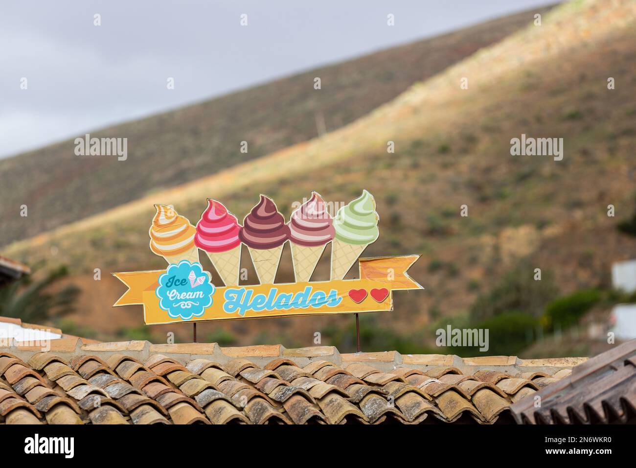 Pannello pubblicitario che rappresenta cinque coni di gelato. Ajuy, Fuerteventura. Foto Stock