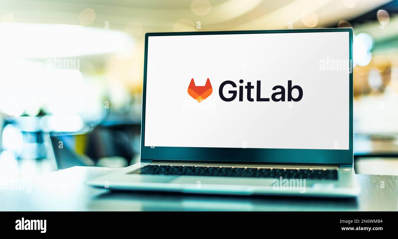 POZNAN, POL - 4 MAGGIO 2022: Computer portatile che visualizza il logo di GitLab, l'azienda open-core che fornisce GitLab, il software DevOps Foto Stock