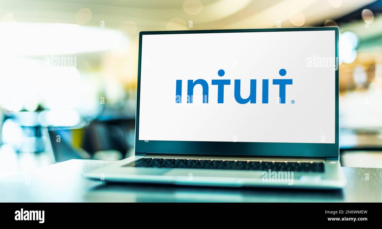 POZNAN, POL - 4 MAGGIO 2022: Computer portatile che visualizza il logo di Intuit Inc., un business americano specializzato in software finanziario Foto Stock