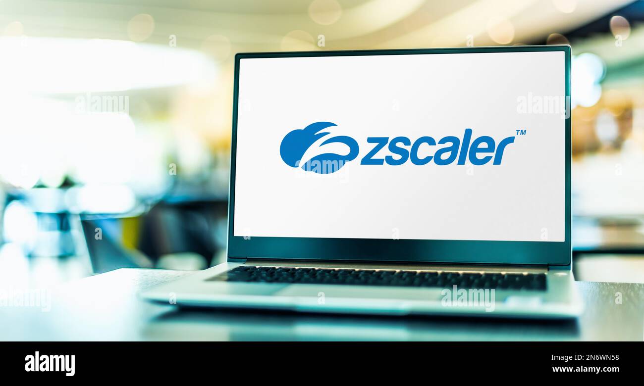 POZNAN, POL - 4 MAGGIO 2022: Computer portatile con logo di Zscaler, una società di sicurezza sul cloud, con sede a San Jose, California Foto Stock