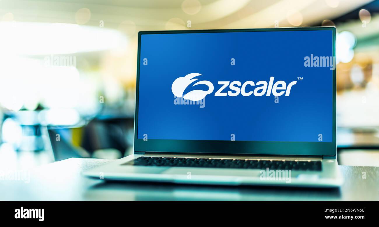 POZNAN, POL - 4 MAGGIO 2022: Computer portatile con logo di Zscaler, una società di sicurezza sul cloud, con sede a San Jose, California Foto Stock
