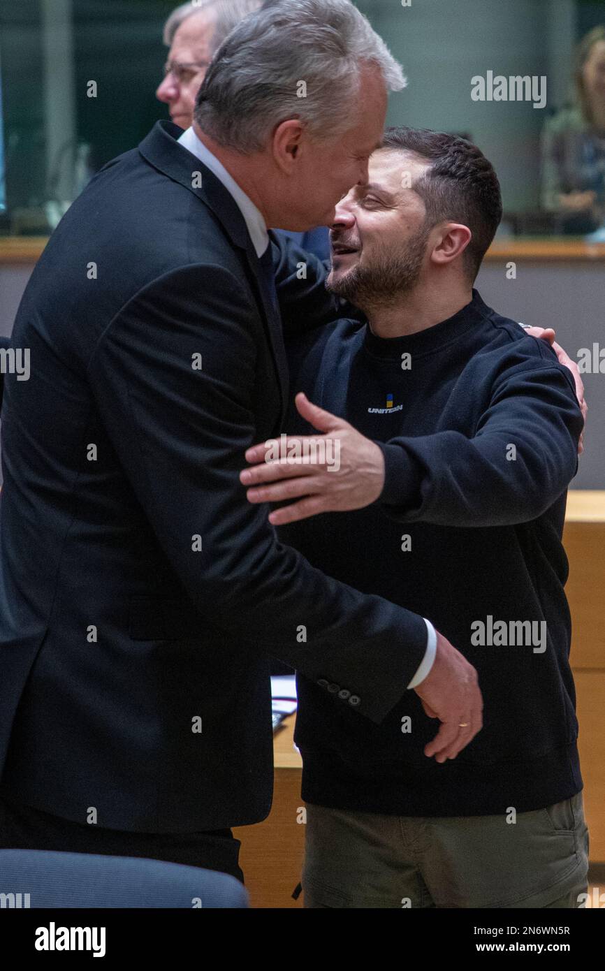 Bruxelles, 09 febbraio 2023. Il presidente della Lituania Gitanas Nauseda e il presidente dell'Ucraina Volodymyr Zelensky si salutano all'inizio di un vertice speciale del Consiglio europeo, che si terrà a Bruxelles giovedì 09 febbraio 2023. I leader dell'UE discuteranno dei recenti sviluppi per quanto riguarda la guerra di aggressione della Russia contro l'Ucraina e il continuo sostegno dell'UE all'Ucraina. FOTO DI BELGA NICOLAS MAETERLINCK Foto Stock