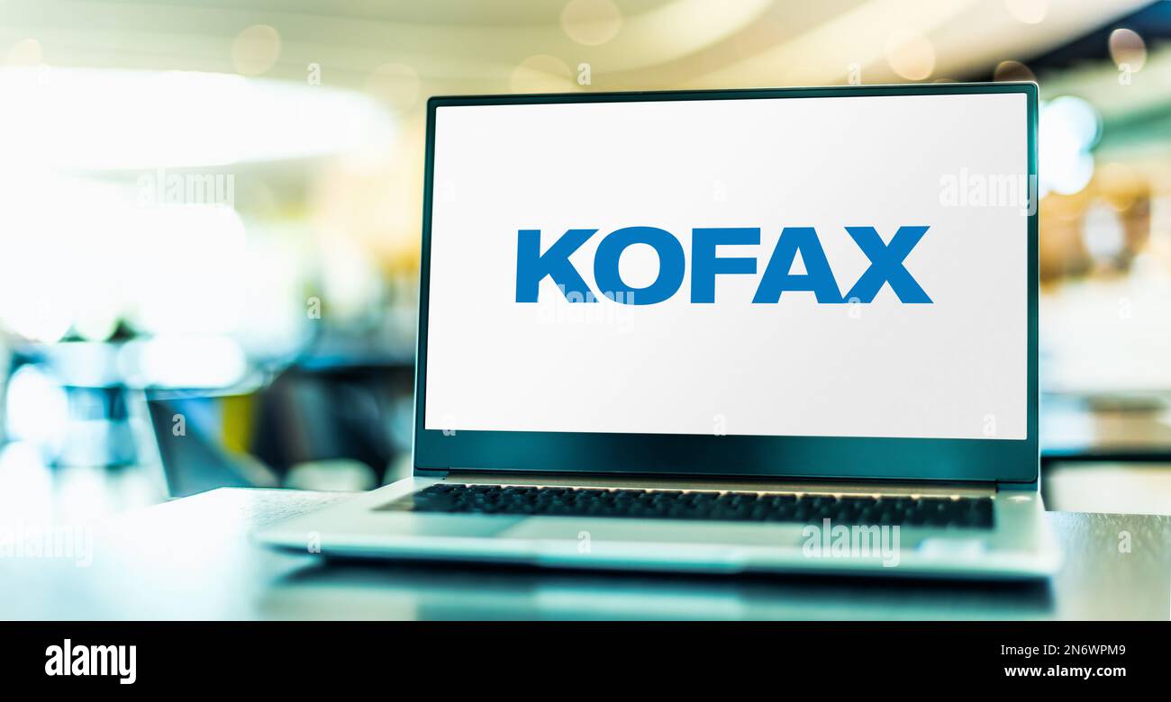 POZNAN, POL - 28 GIUGNO 2022: Computer portatile che visualizza il logo di Kofax Inc. Un fornitore di software di automazione intelligente Foto Stock