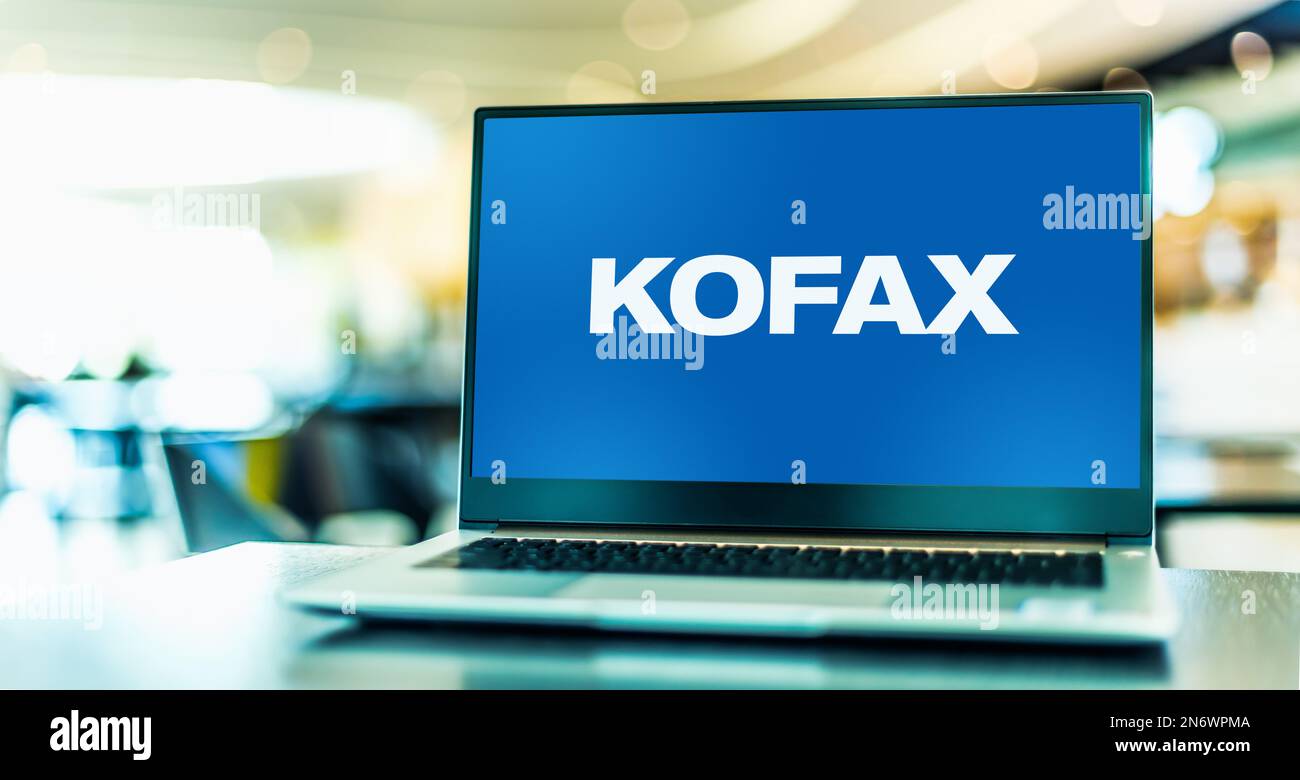POZNAN, POL - 28 GIUGNO 2022: Computer portatile che visualizza il logo di Kofax Inc. Un fornitore di software di automazione intelligente Foto Stock