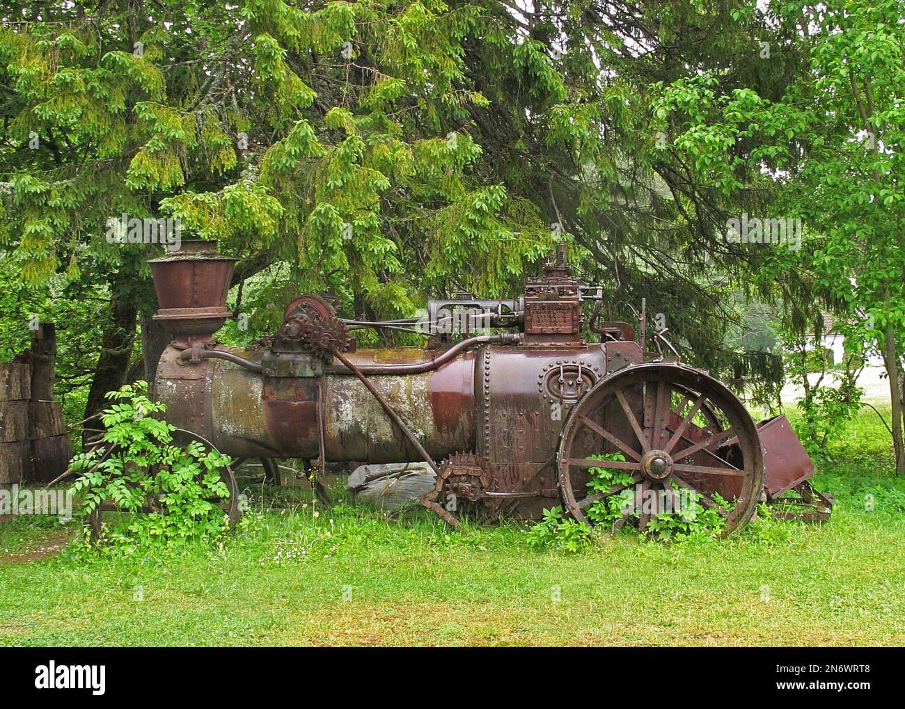 Derelitto motore di trazione a lungo abbandonato Estonia Giugno Foto Stock