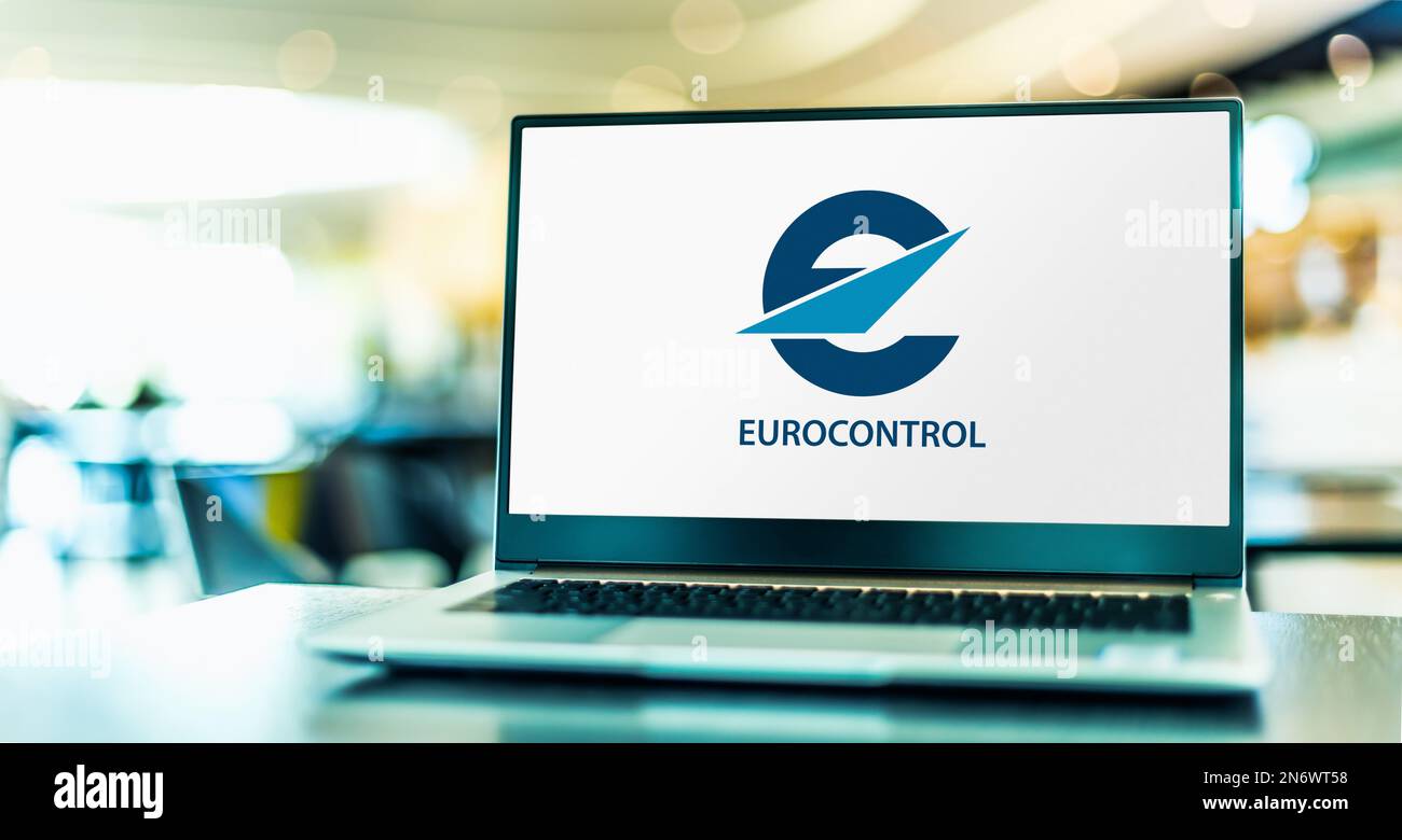 POZNAN, POL - 20 LUGLIO 2022: Computer portatile con il logo di Eurocontrol, l'Organizzazione europea per la sicurezza della navigazione aerea Foto Stock
