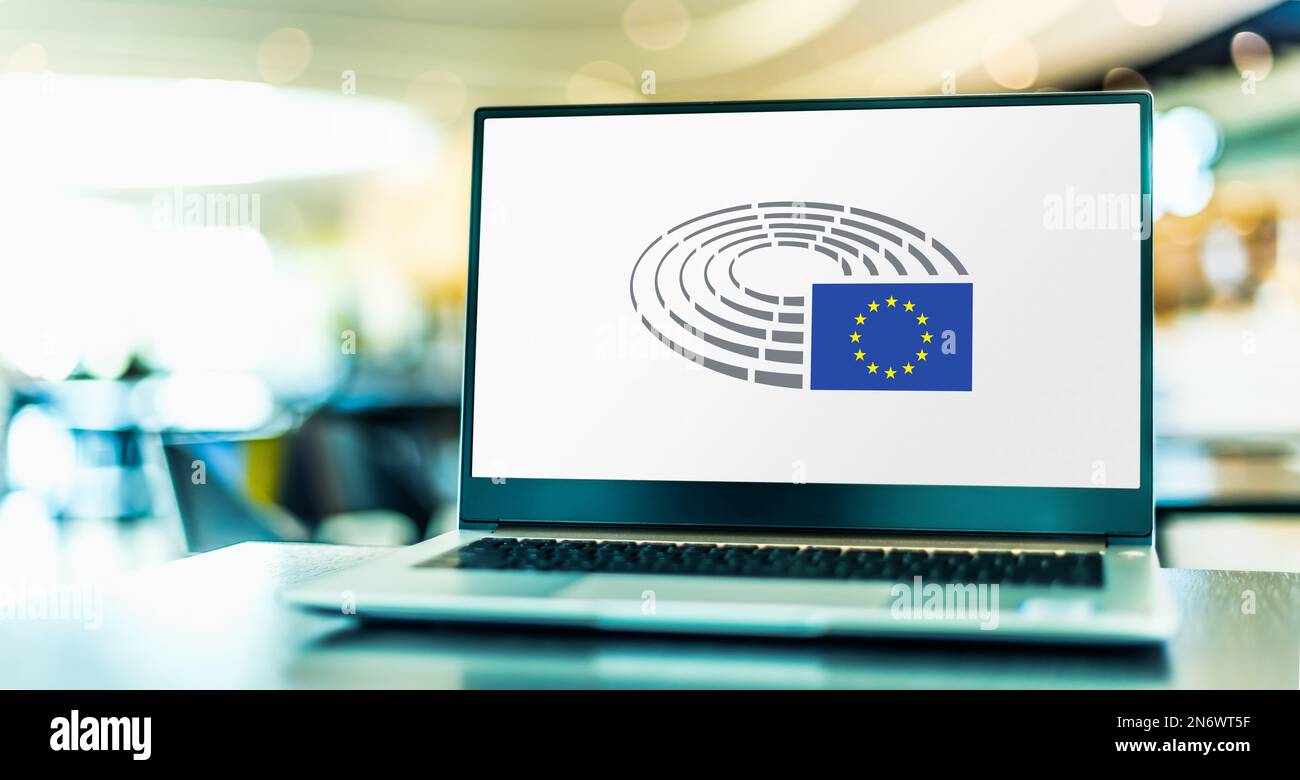 POZNAN, POL - 20 LUGLIO 2022: Computer portatile con logo del Parlamento europeo (PE), uno dei due organi legislativi dell'Unione europea e a. Foto Stock