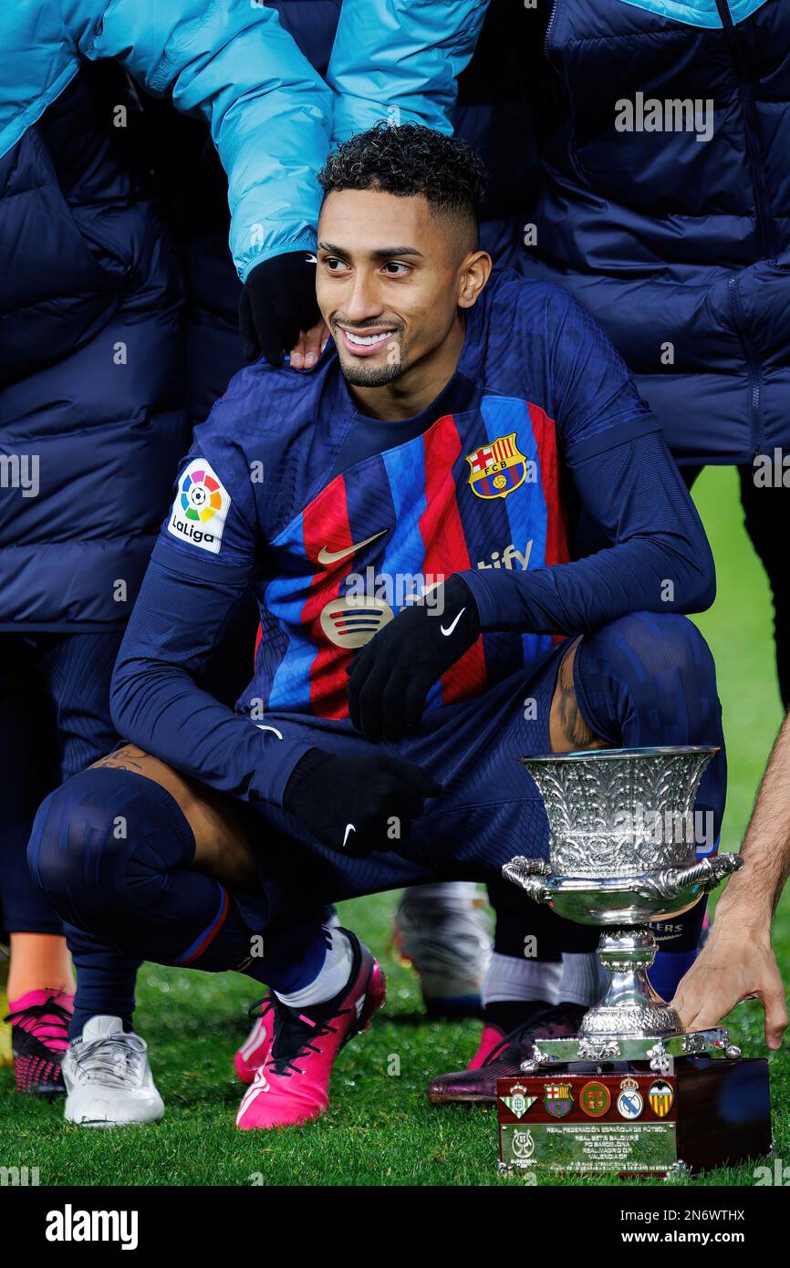 BARCELLONA - GENNAIO 23: Raphinha con il trofeo Supercopa de Espana prima della partita di LaLiga tra FC Barcelona e Getafe CF al Camp Nou Spotify Foto Stock