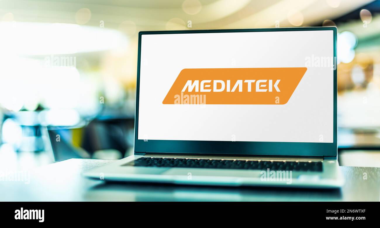 POZNAN, POL - 2 AGOSTO 2022: Computer portatile che visualizza il logo di MediaTek, una società di semiconduttori fabless taiwanese Foto Stock