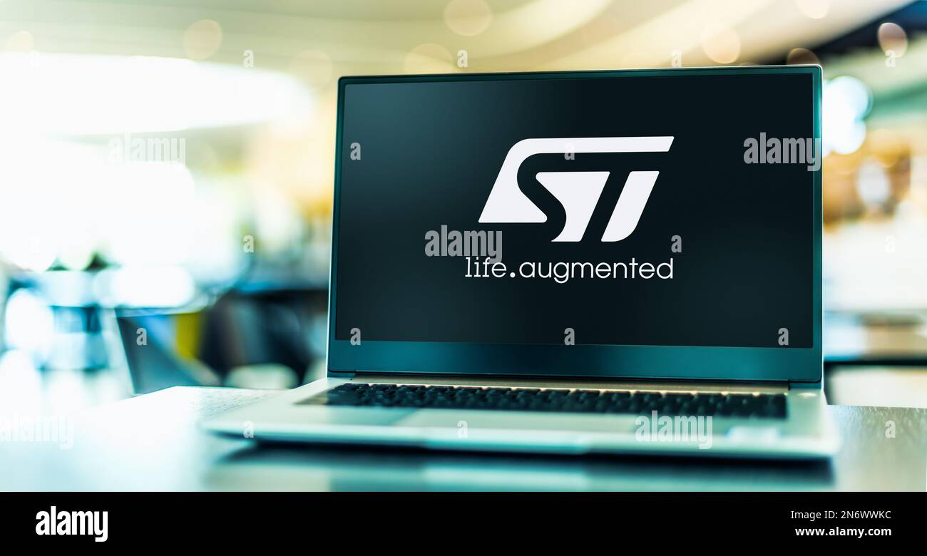 POZNAN, POL - 2 AGOSTO 2022: Computer portatile che visualizza il logo di STMicroelectronics, un produttore di elettronica e semiconduttori con sede a Swit Foto Stock