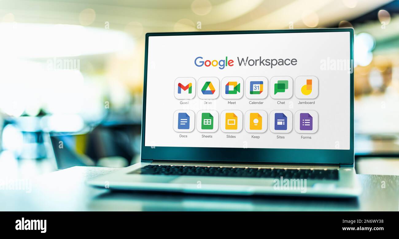 POZNAN, POL - 8 NOVEMBRE 2022: Computer portatile con Google Workspace, una raccolta di strumenti di cloud computing, produttività e collaborazione, software Foto Stock