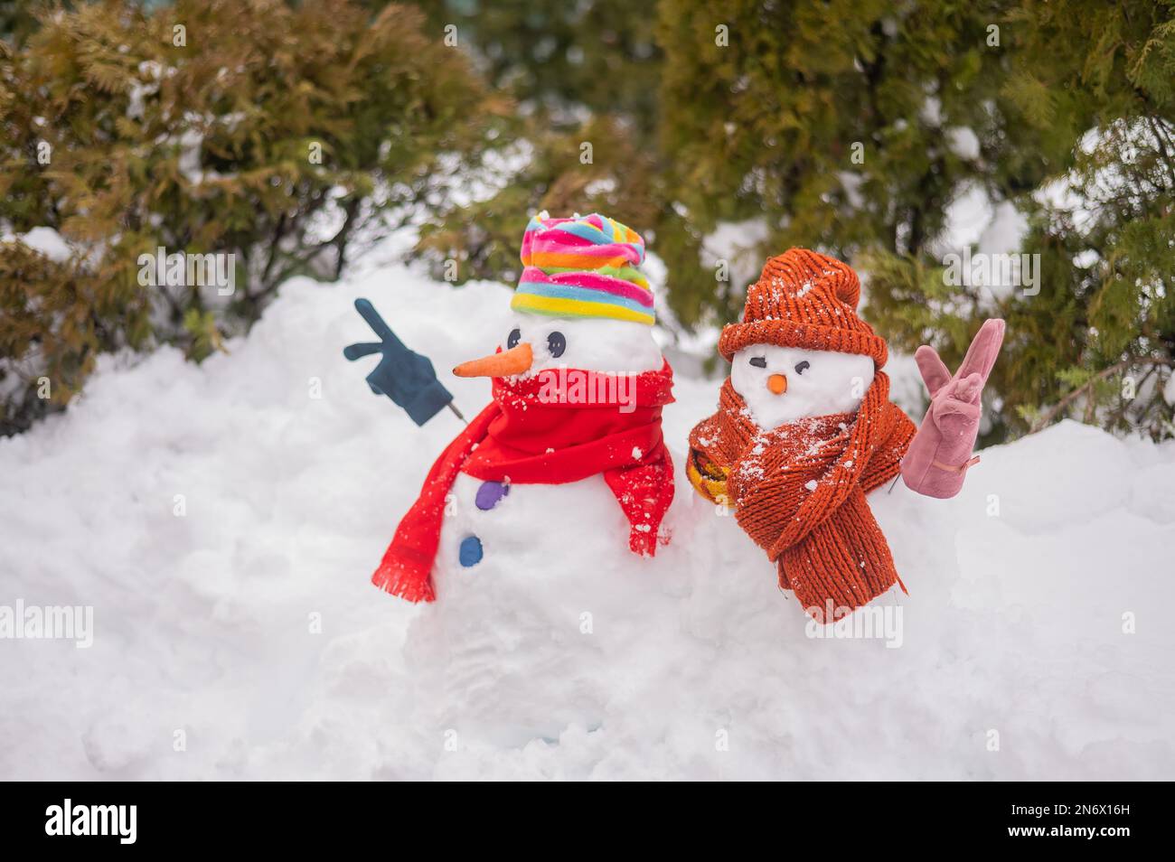 Divertente Famiglia Di Pupazzi Di Neve Con Cappello E Sciarpa Eleganti