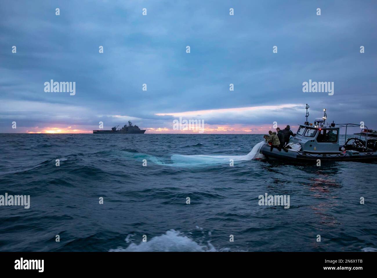 OCEANO ATLANTICO - i marinai assegnati al gruppo di smaltimento esplosivo di Ordnance 2 recuperano un mongolfiera di sorveglianza ad alta quota al largo della costa di Myrtle Beach, South Carolina, 5 febbraio 2023. EODGRU 2 è una parte fondamentale della forza di combattimento navale che elimina i pericoli esplosivi per fornire accesso alle aree negate; assicura il dominio sottomarino per la libertà di movimento; costruisce e promuove relazioni con partner di fiducia e protegge la patria. Sotto la direzione del presidente degli Stati Uniti e con il pieno sostegno del governo del Canada, aerei da combattimento statunitensi sotto gli Stati Uniti Nord Foto Stock