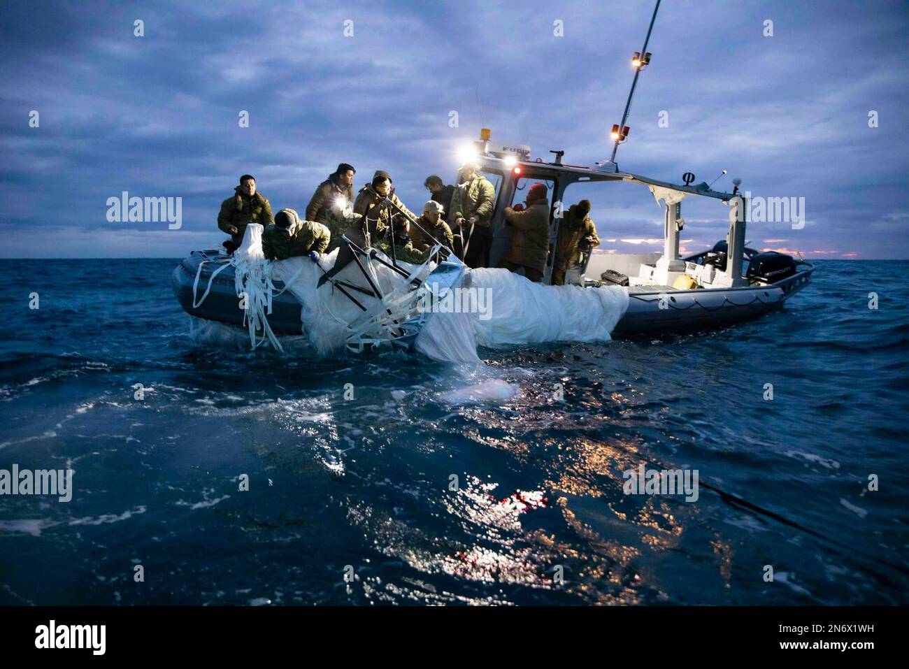 OCEANO ATLANTICO - i marinai assegnati al gruppo di smaltimento esplosivo di Ordnance 2 recuperano un mongolfiera di sorveglianza ad alta quota al largo della costa di Myrtle Beach, South Carolina, 5 febbraio 2023. EODGRU 2 è una parte fondamentale della forza di combattimento navale che elimina i pericoli esplosivi per fornire accesso alle aree negate; assicura il dominio sottomarino per la libertà di movimento; costruisce e promuove relazioni con partner di fiducia e protegge la patria. Sotto la direzione del presidente degli Stati Uniti e con il pieno sostegno del governo del Canada, aerei da combattimento statunitensi sotto gli Stati Uniti Nord Foto Stock