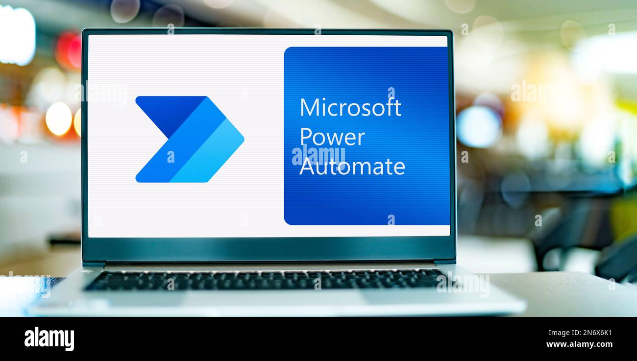 POZNAN, POL - 24 MAGGIO 2022: Computer portatile che visualizza il logo di Microsoft Power Automate Foto Stock