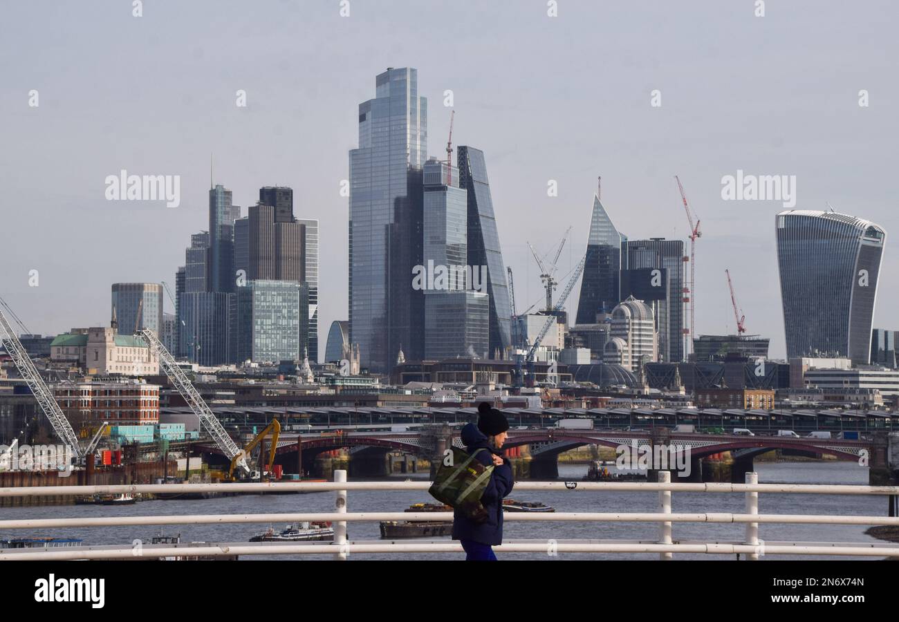 Londra, Regno Unito. 10th febbraio 2023. Una passeggiata pedonale lungo il Ponte di Waterloo supera lo skyline della City of London, il quartiere finanziario della capitale, in una giornata limpida. Credit: Vuk Valcic/Alamy Live News Foto Stock
