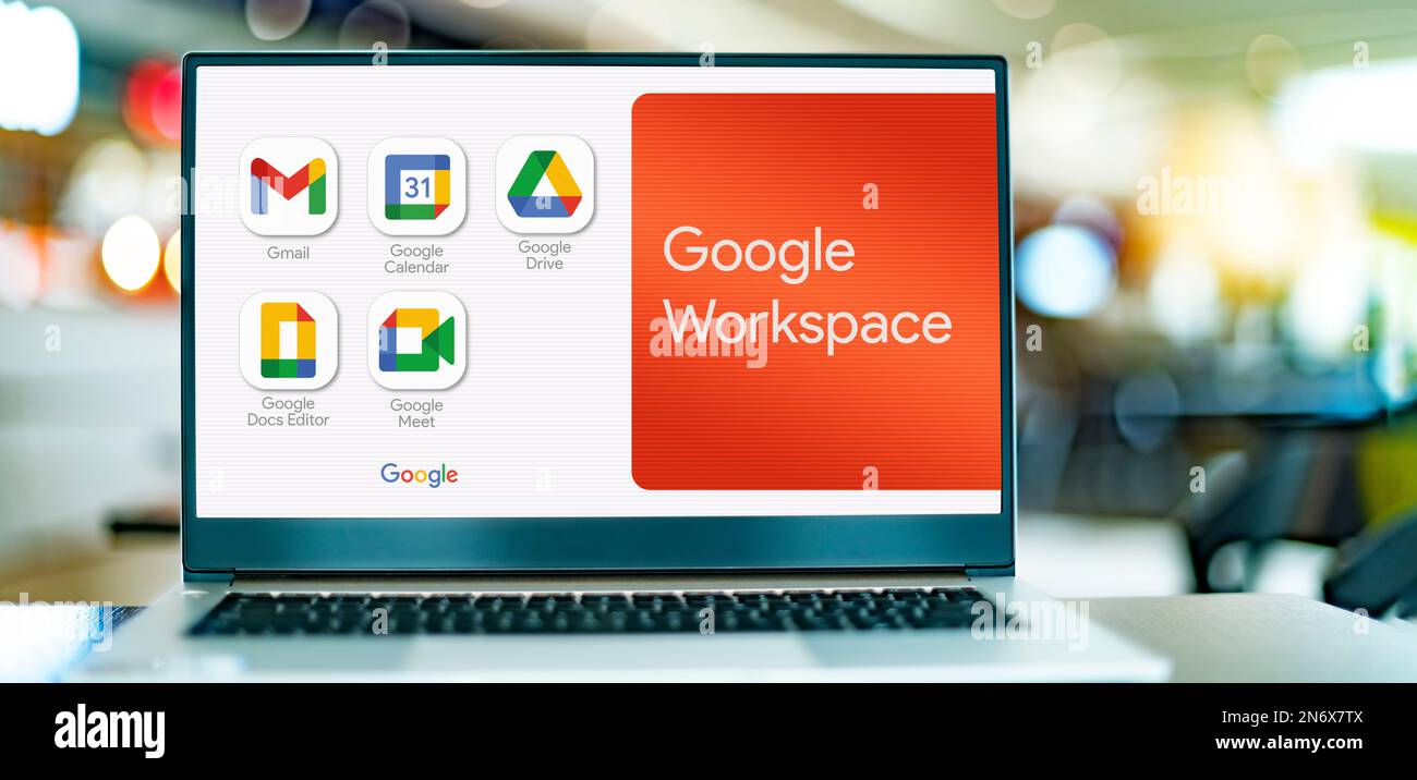 POZNAN, POL - 20 LUGLIO 2022: Computer portatile che visualizza il logo di Google Workspace, una raccolta di strumenti di cloud computing, produttività e collaborazione Foto Stock