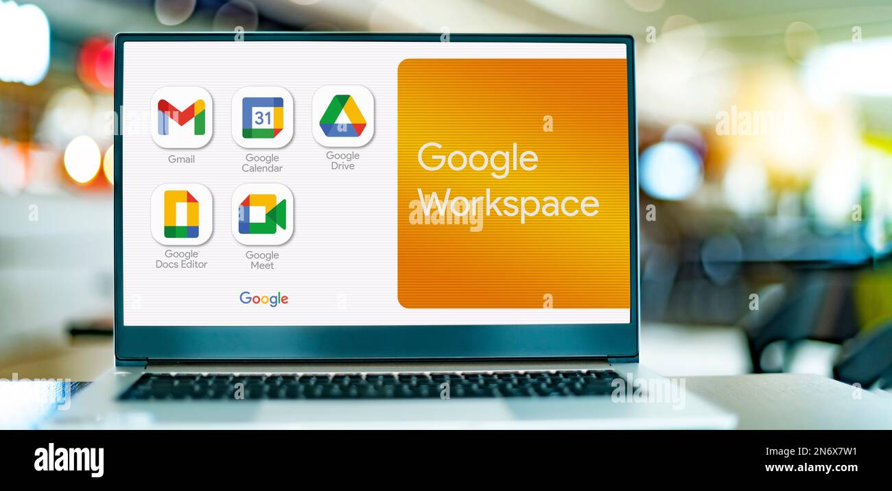 POZNAN, POL - 20 LUGLIO 2022: Computer portatile che visualizza il logo di Google Workspace, una raccolta di strumenti di cloud computing, produttività e collaborazione Foto Stock