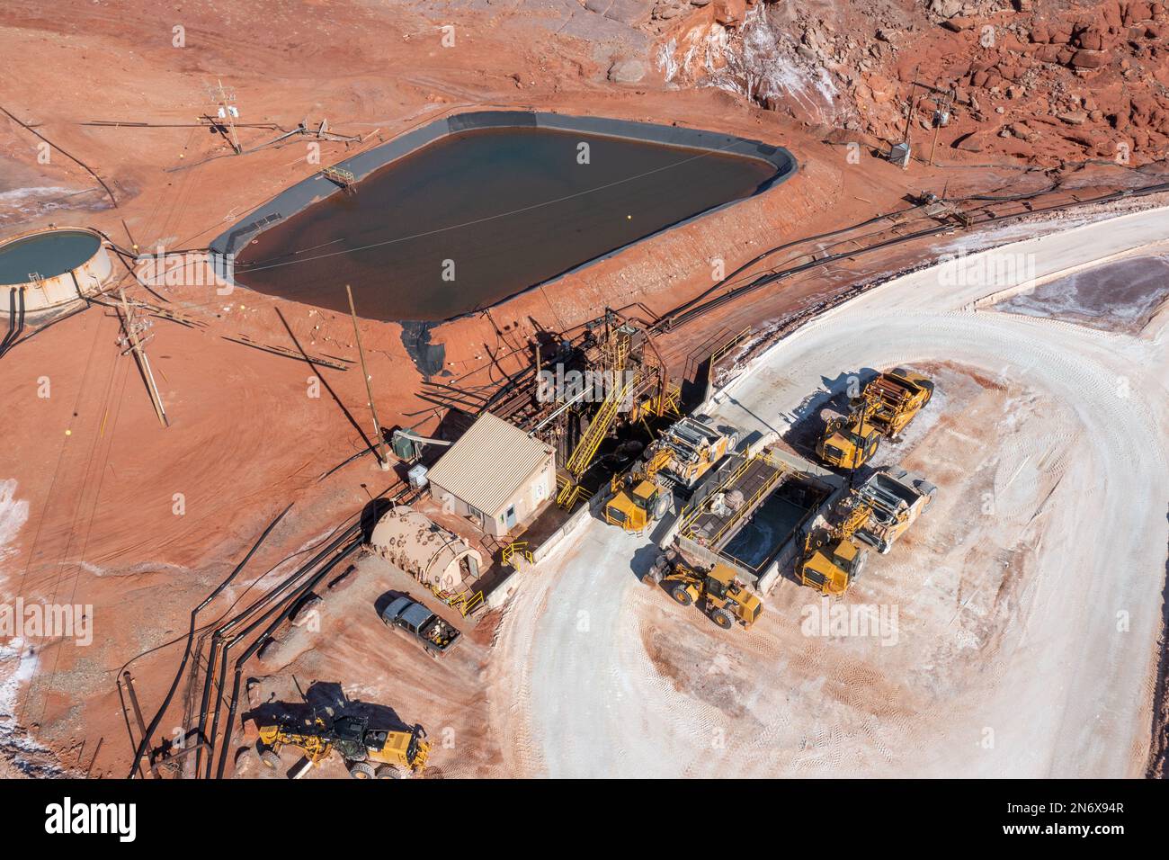 Un raschiatore pesante che scarica un carico di potassa da uno stagno di evaporazione in una fossa di liquame ad una miniera di potassa vicino Moab, Utah. Foto Stock