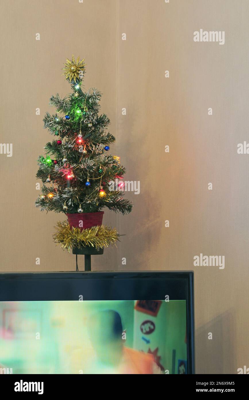 piccolo albero di natale e televisione nel soggiorno Foto Stock