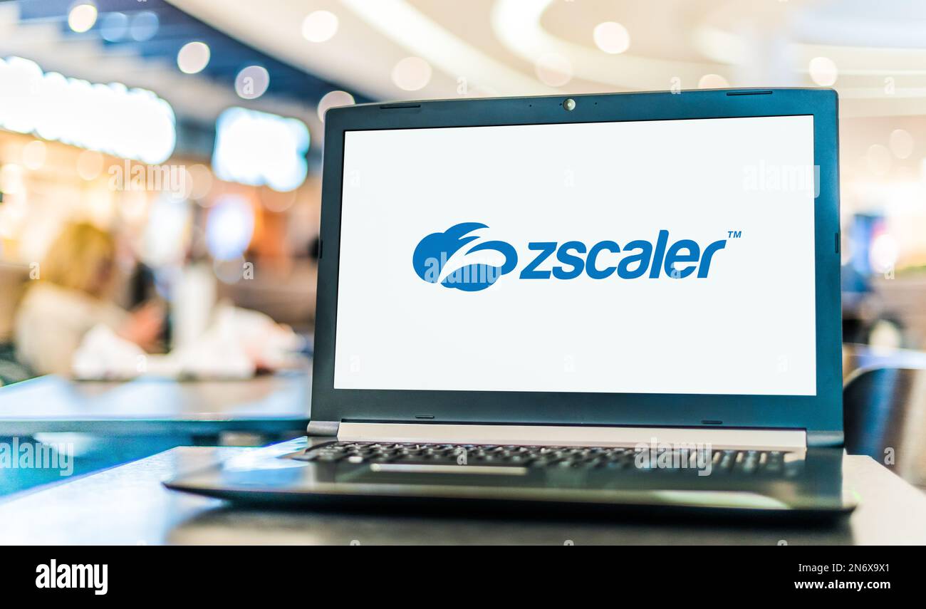 POZNAN, POL - 4 MAGGIO 2022: Computer portatile con logo di Zscaler, una società di sicurezza sul cloud, con sede a San Jose, California Foto Stock