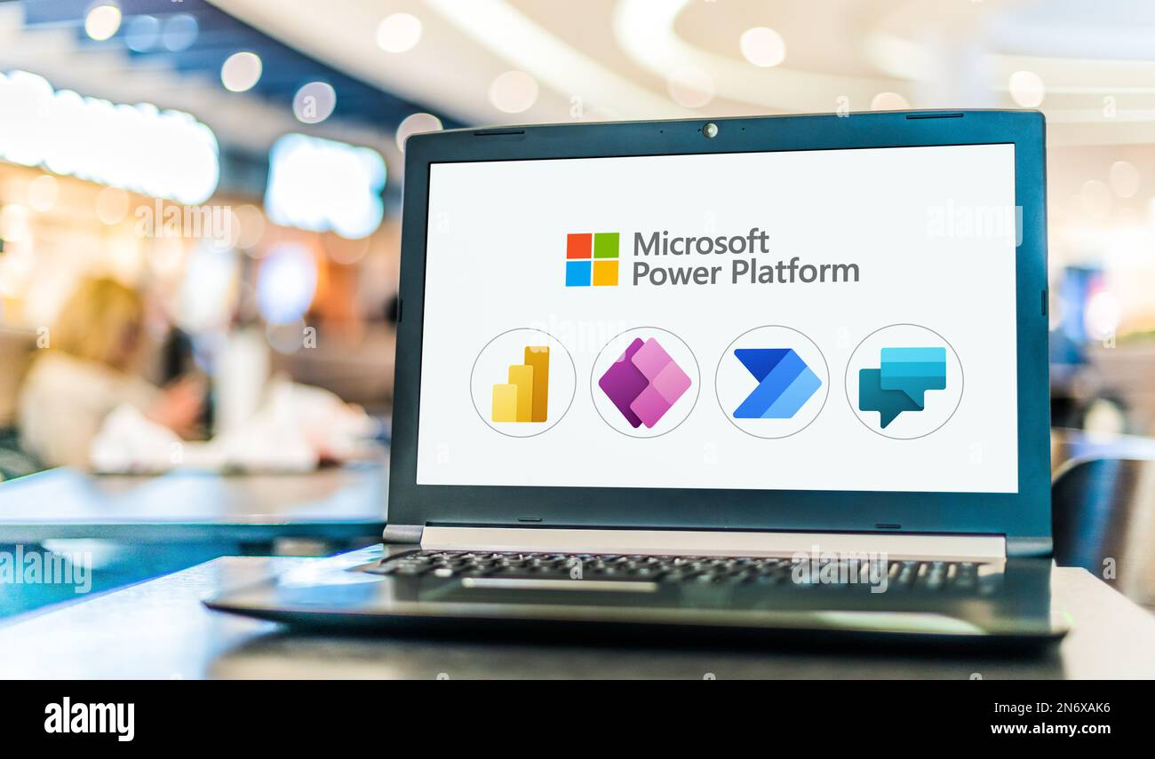 POZNAN, POL - 24 MAGGIO 2022: Computer portatile che visualizza le icone dei prodotti della famiglia Microsoft Power Platform Foto Stock