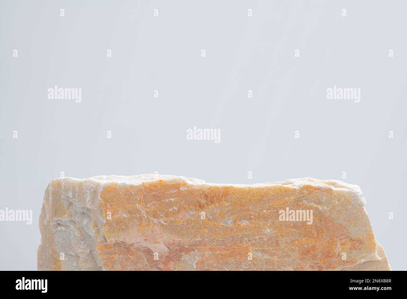 vuoto naturale ruvido beige granito podio in pietra su sfondo bianco con spazio vuoto.cosmetic bellezza moda prodotto presente posizionamento piedistallo promoti Foto Stock