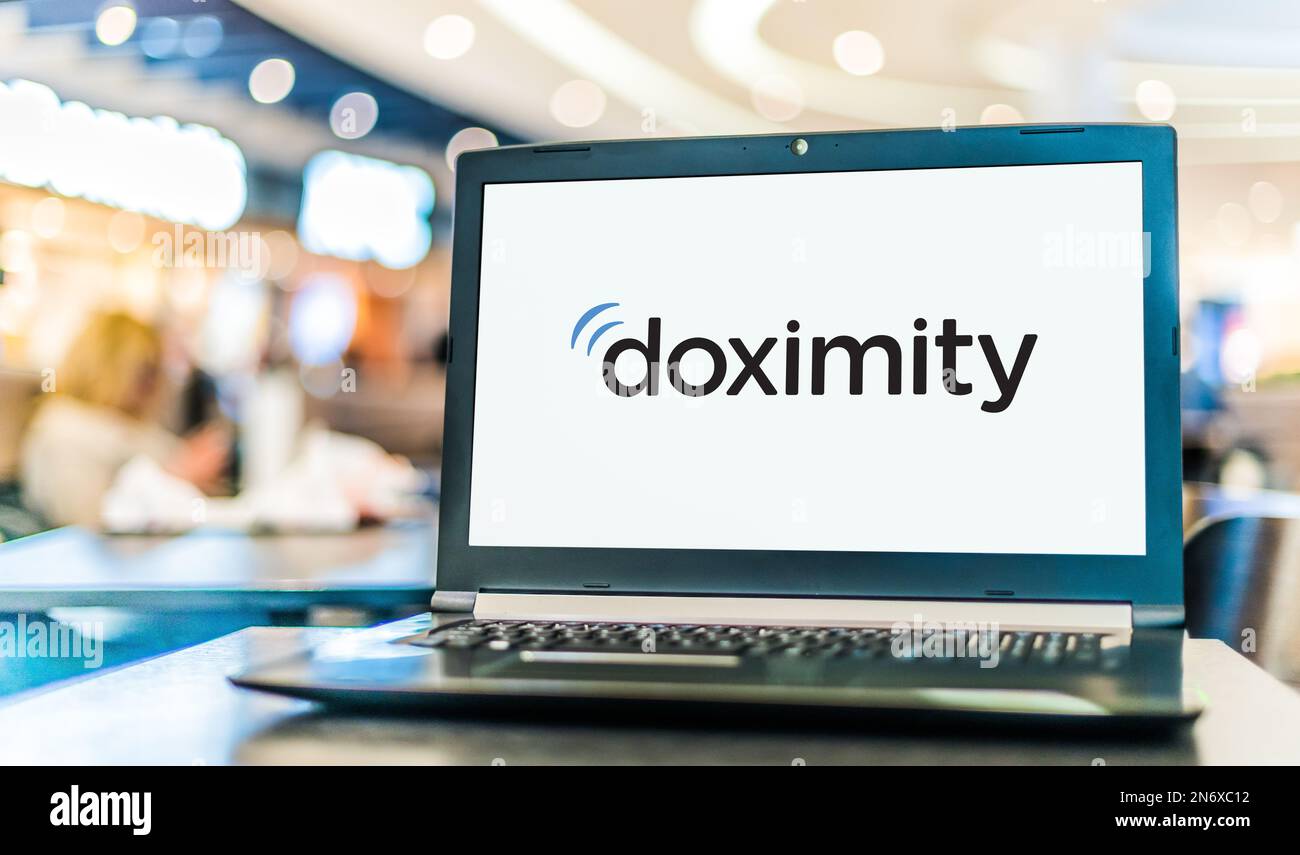 POZNAN, POL - 28 GIUGNO 2022: Computer portatile che visualizza il logo di Doximity, un servizio di networking online per i professionisti medici Foto Stock