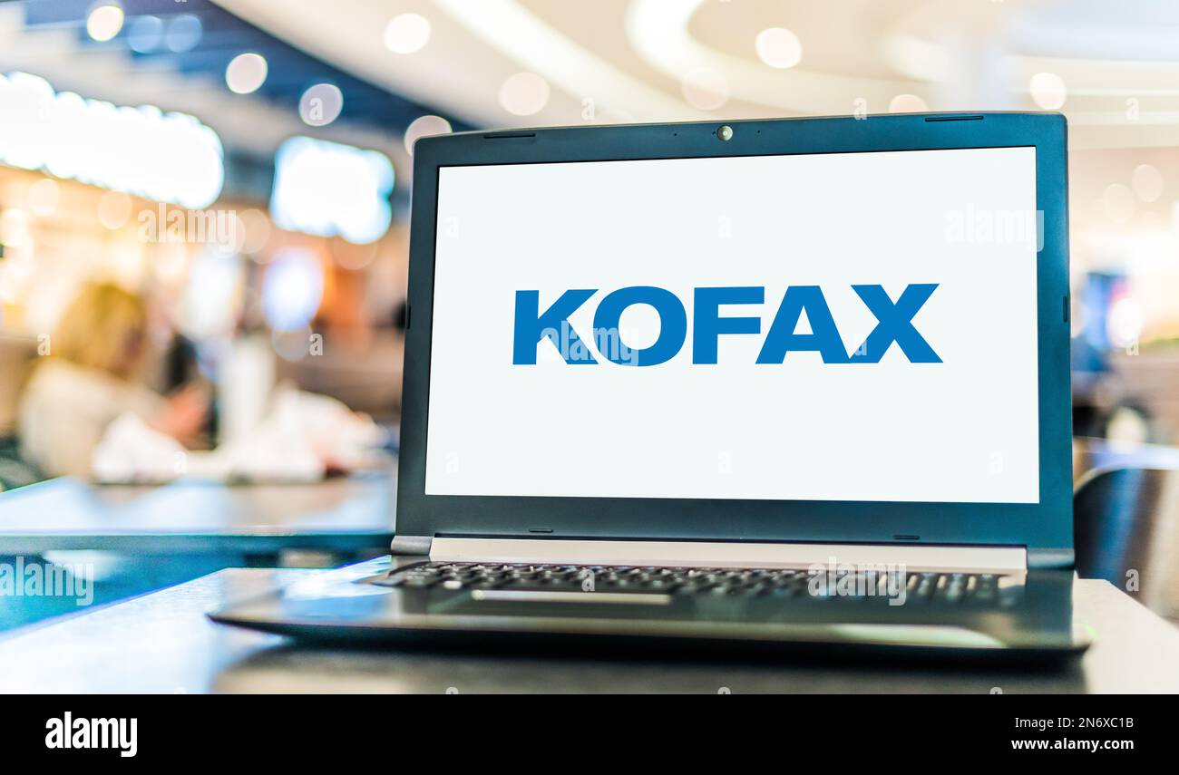 POZNAN, POL - 28 GIUGNO 2022: Computer portatile che visualizza il logo di Kofax Inc. Un fornitore di software di automazione intelligente Foto Stock