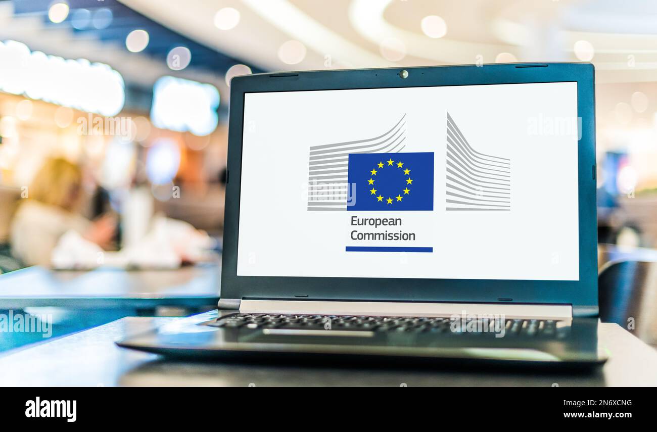 POZNAN, POL - 20 LUGLIO 2022: Computer portatile con il logo della Commissione europea, l'esecutivo dell'Unione europea, Foto Stock