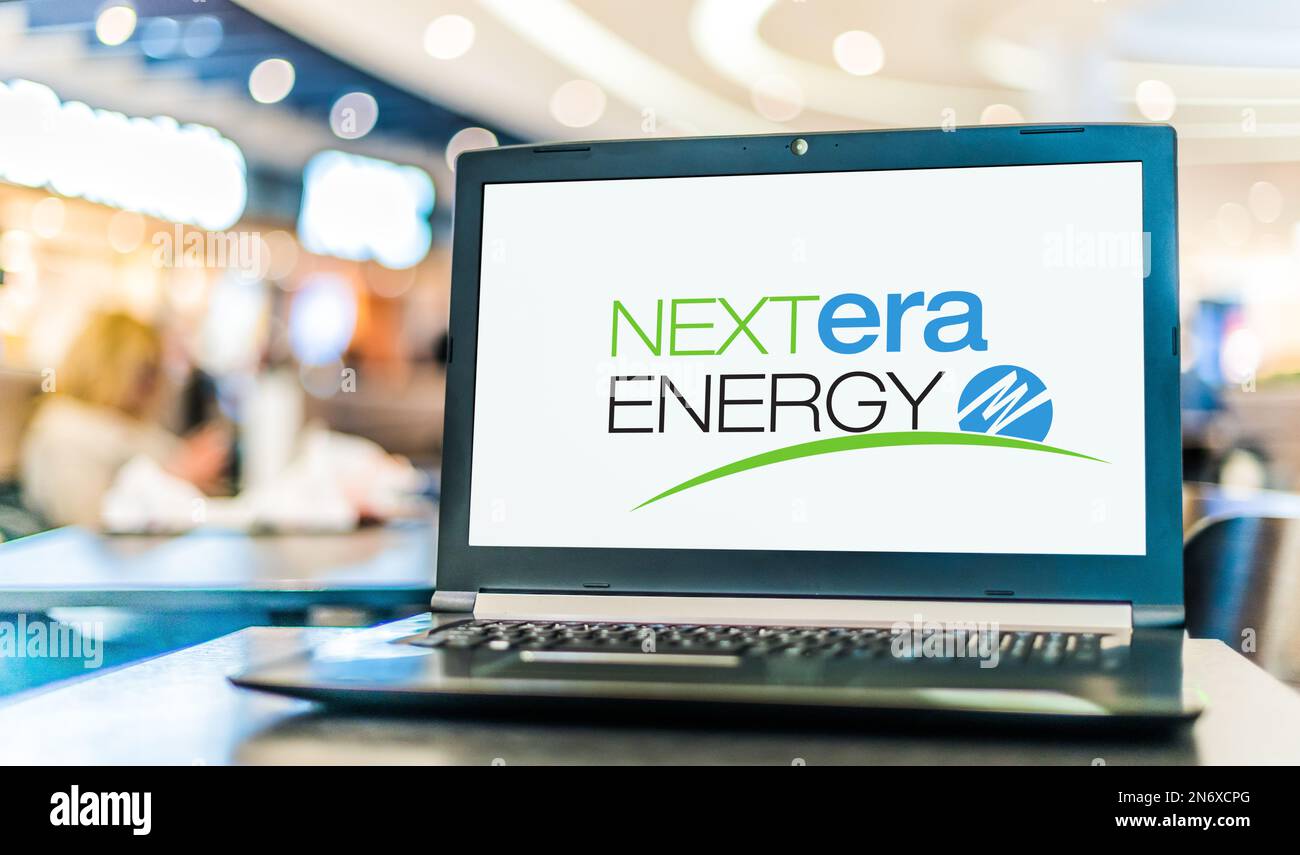 POZNAN, POL - 20 LUGLIO 2022: Computer portatile che visualizza il logo di NextEra Energy, una società americana di energia Foto Stock