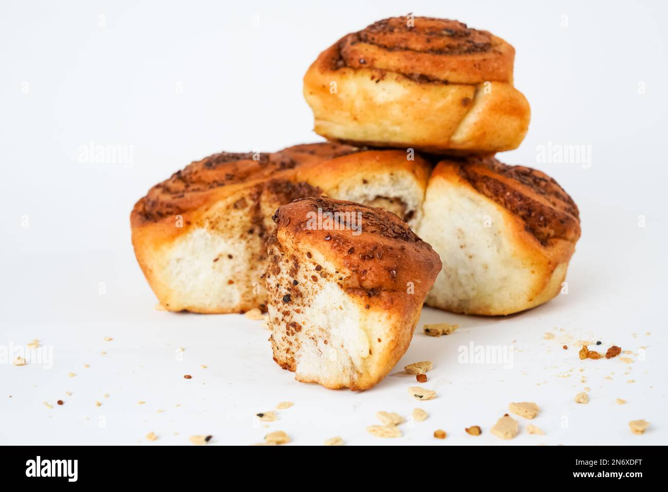 Pane salato con sesamo di papavero noce isolato su fondo bianco. Si chiama lokum localmente in turchia. Foto Stock