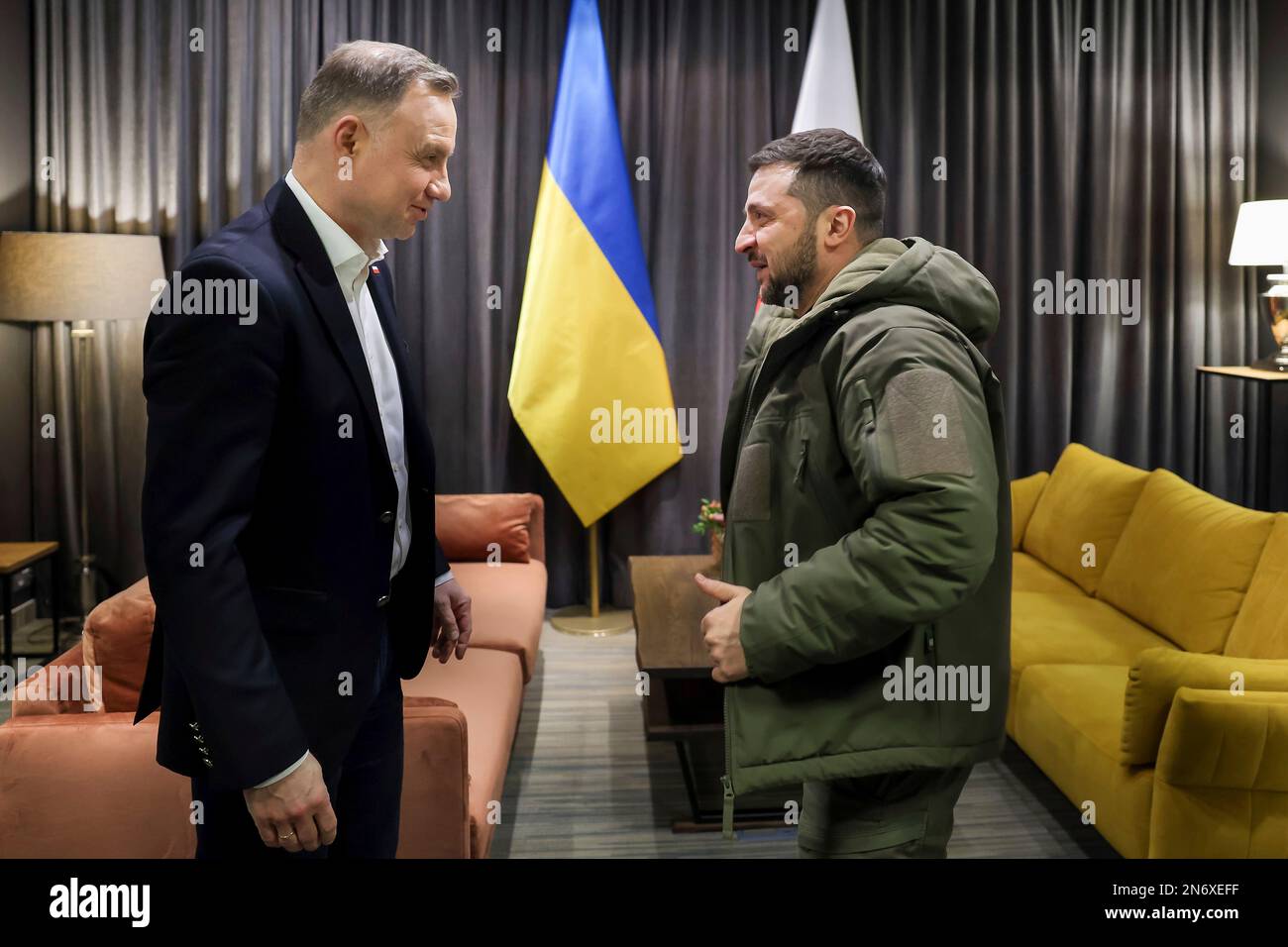 Rzeszow, Polonia. 10th Feb, 2023. Il presidente ucraino Volodymyr Zelenskyy, di destra, ha tenuto un incontro bilaterale con il presidente polacco Andrzej Duda durante una sosta sulla via del ritorno a Kiev dal vertice dei leader dell'Unione europea, il 10 febbraio 2023 a Rzeszów, Polonia. Credit: Foto piscina/Ufficio stampa presidenziale ucraino/Alamy Live News Foto Stock