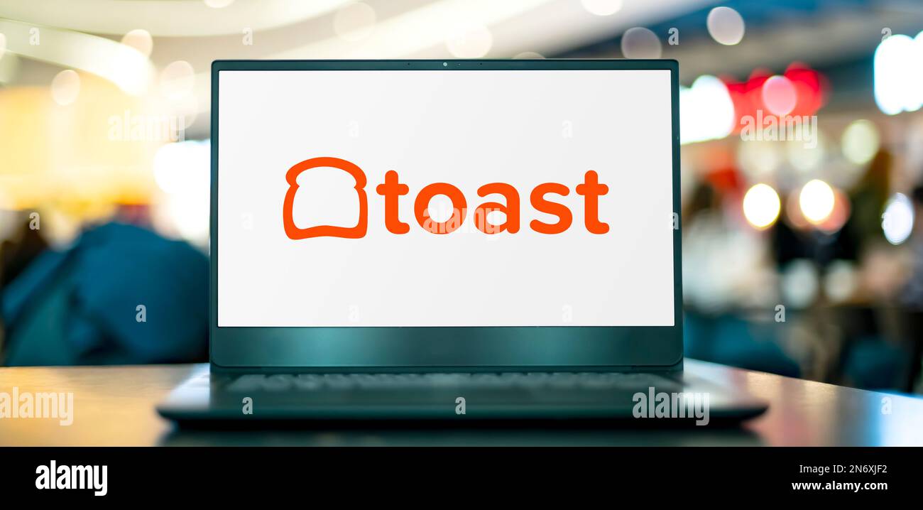 POZNAN, POL - 4 MAGGIO 2022: Computer portatile che visualizza il logo di Toast, Inc., una società di software per ristoranti basata su cloud con sede a Boston, Massachusetts Foto Stock
