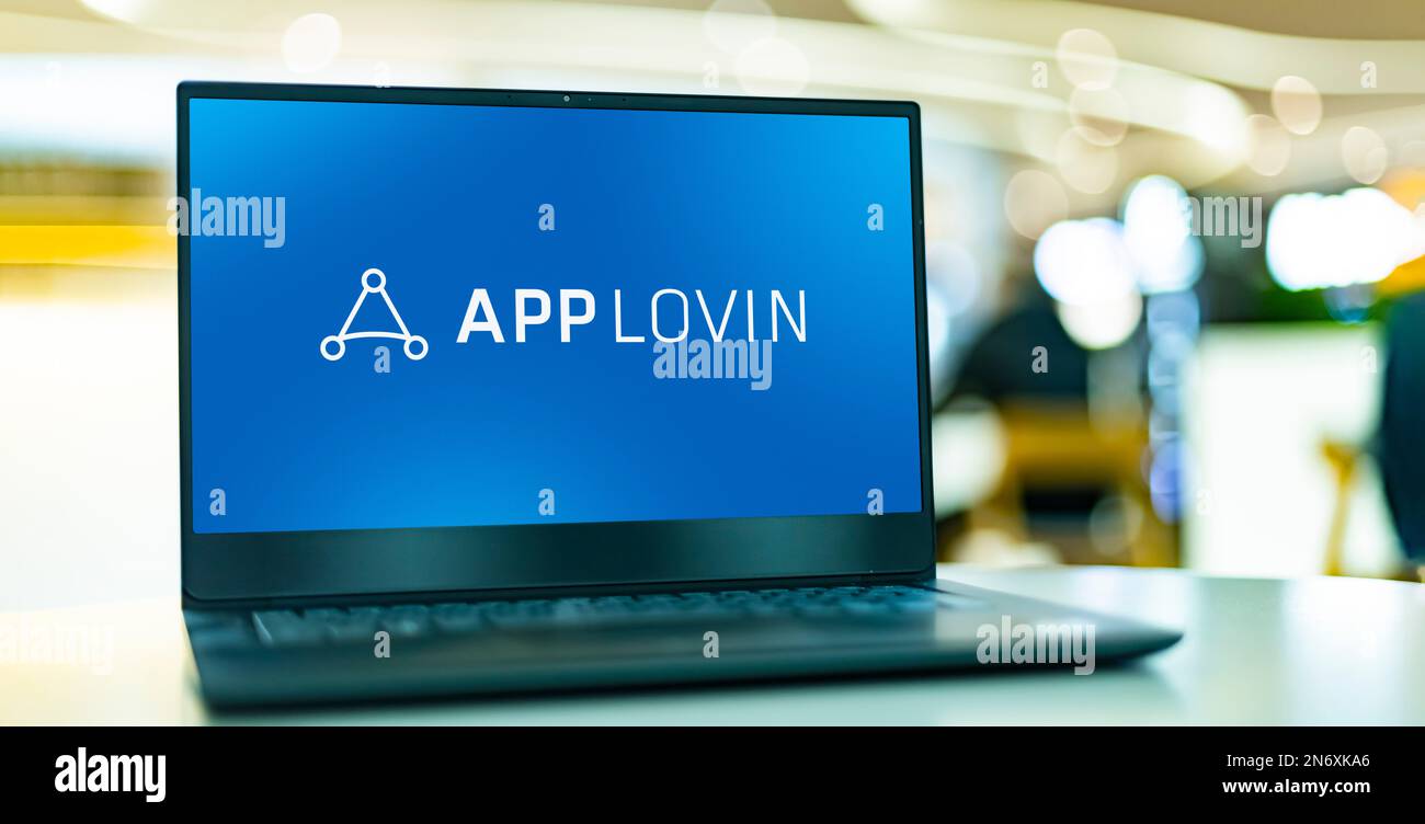 POZNAN, POL - 4 MAGGIO 2022: Computer portatile che visualizza il logo di AppLovin, una società di tecnologia mobile con sede a Palo Alto, California Foto Stock