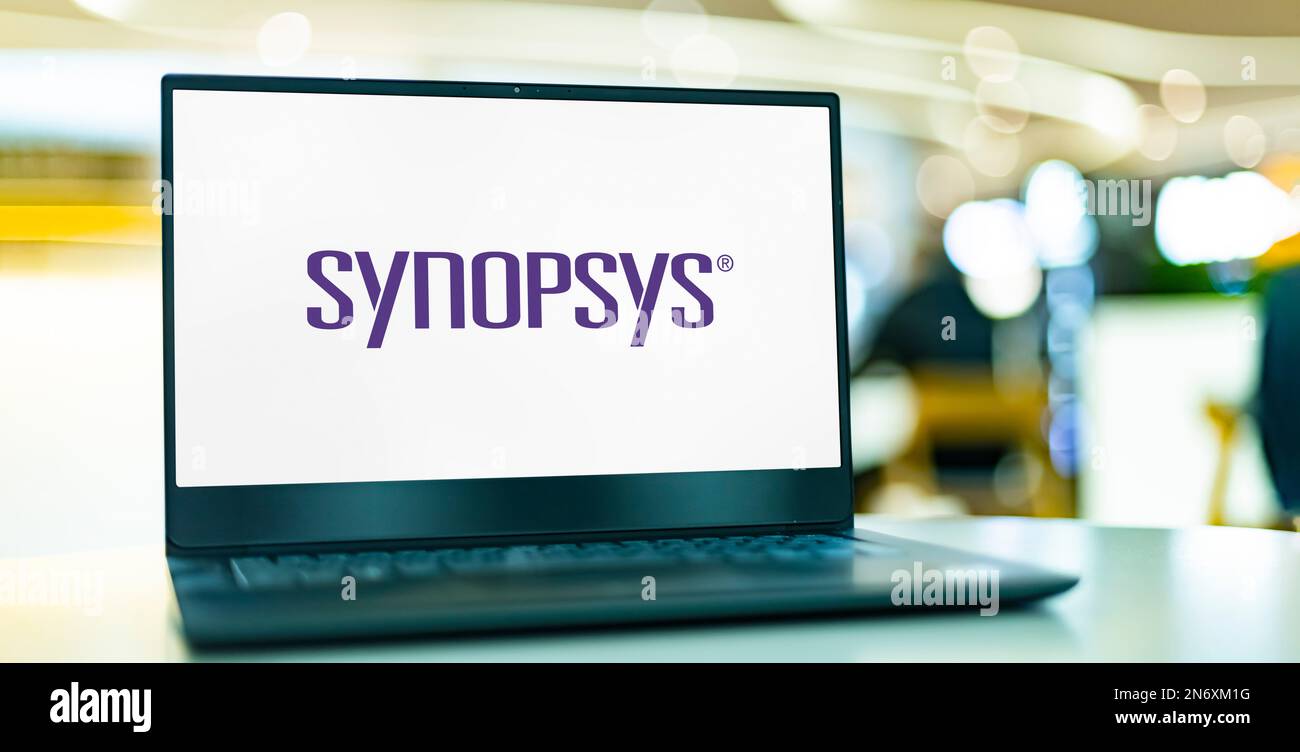 POZNAN, POL - 4 MAGGIO 2022: Computer portatile che visualizza il logo di Synopsys, una società di automazione della progettazione elettronica Foto Stock