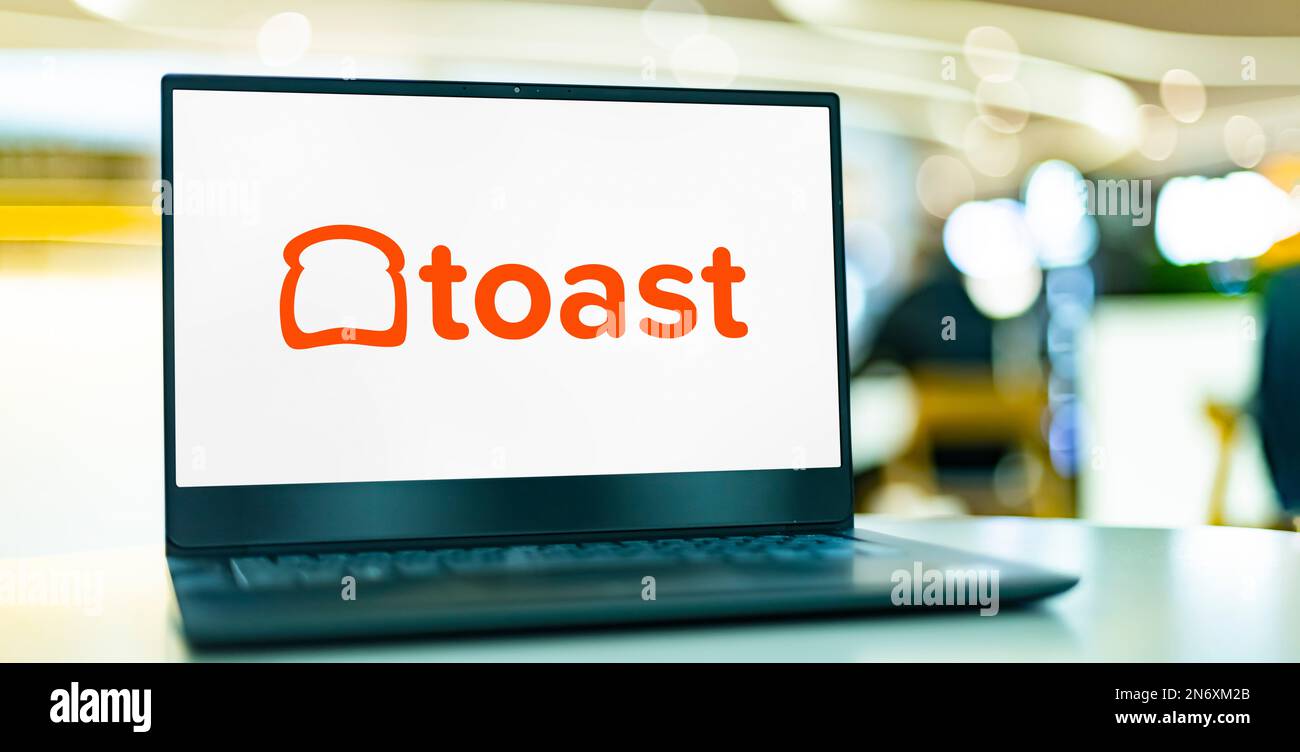 POZNAN, POL - 4 MAGGIO 2022: Computer portatile che visualizza il logo di Toast, Inc., una società di software per ristoranti basata su cloud con sede a Boston, Massachusetts Foto Stock