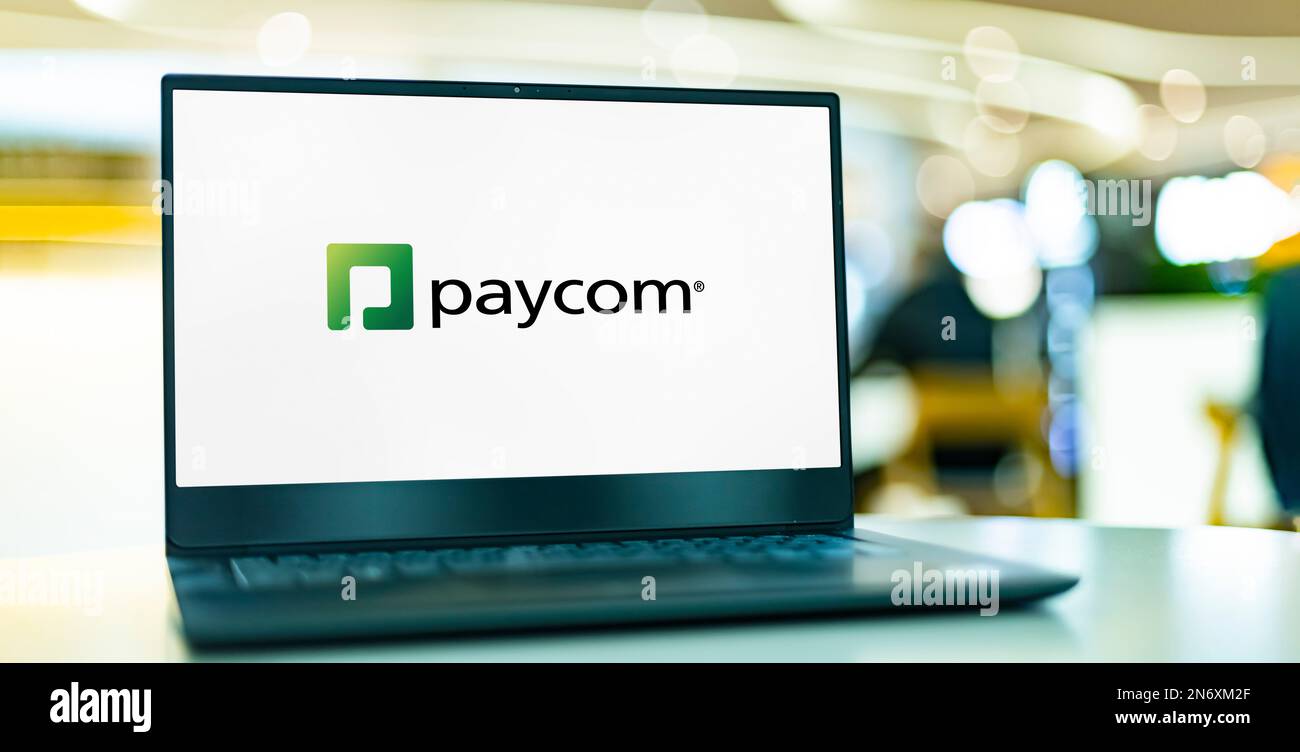 POZNAN, POL - 4 MAGGIO 2022: Computer portatile che visualizza il logo di Paycom Software, Inc., un fornitore americano di tecnologie per le risorse umane e le retribuzioni online Foto Stock