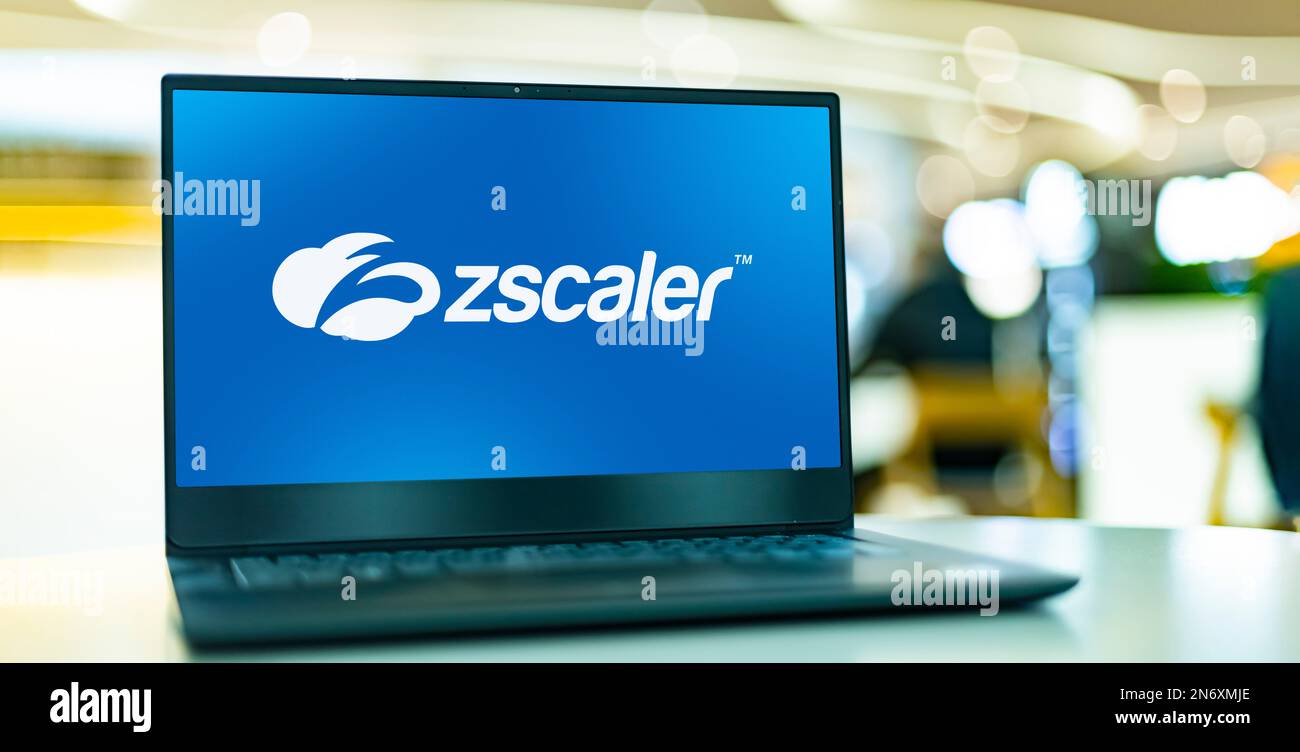 POZNAN, POL - 4 MAGGIO 2022: Computer portatile con logo di Zscaler, una società di sicurezza sul cloud, con sede a San Jose, California Foto Stock