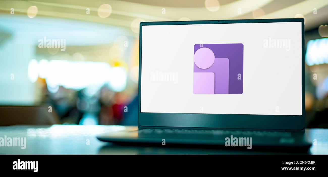 POZNAN, POL - 24 MAGGIO 2022: Computer portatile che visualizza il logo di Microsoft Dynamics 365 Human Resource Foto Stock