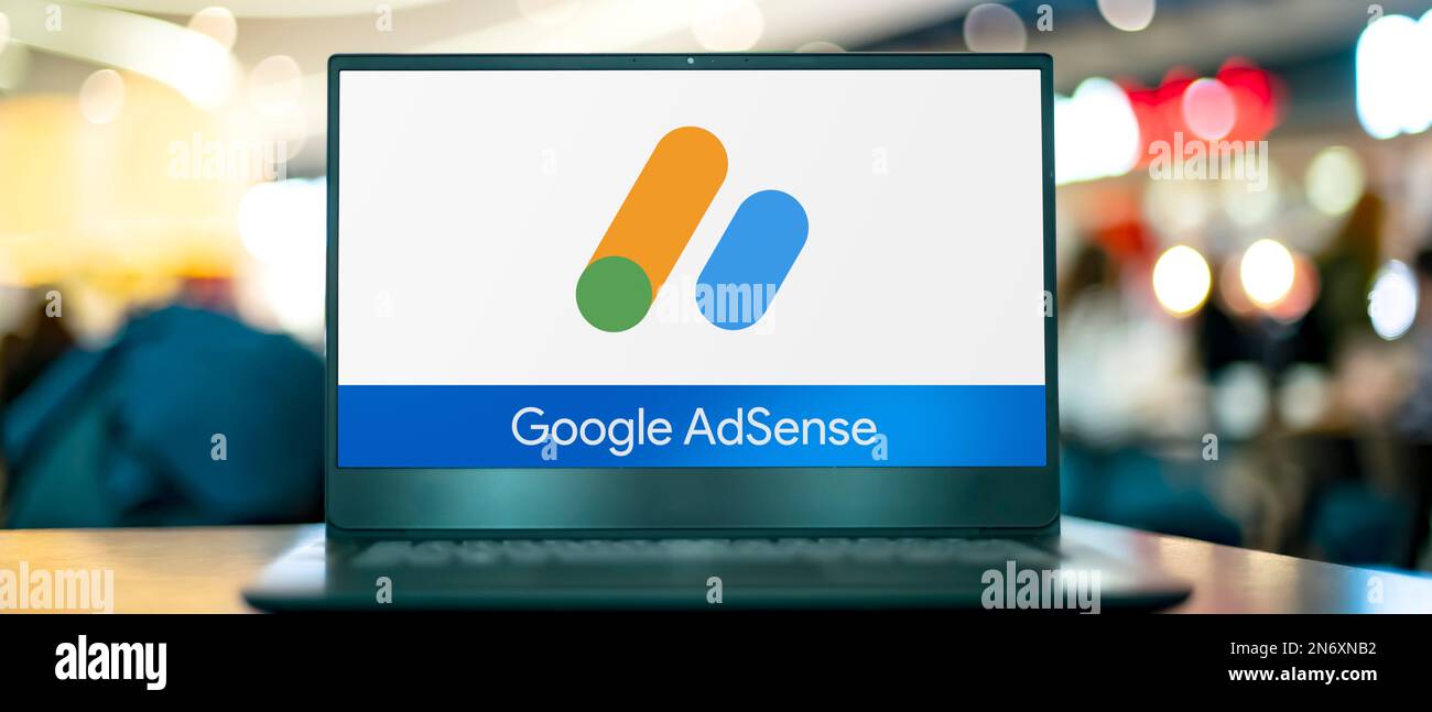POZNAN, POL - 1 GIUGNO 2022: Computer portatile che visualizza il logo di Google AdSense Foto Stock