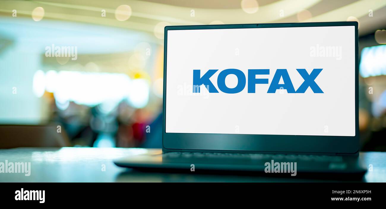 POZNAN, POL - 28 GIUGNO 2022: Computer portatile che visualizza il logo di Kofax Inc. Un fornitore di software di automazione intelligente Foto Stock