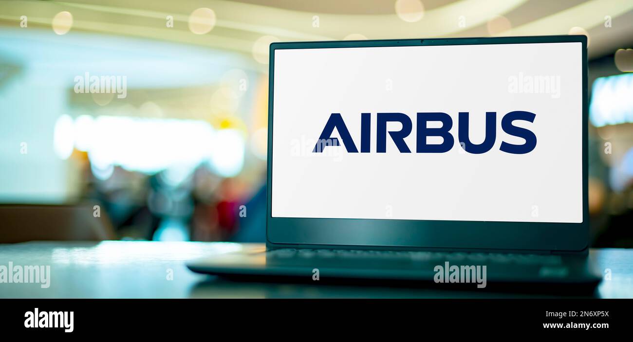 POZNAN, POL - 28 GIUGNO 2022: Computer portatile che visualizza il logo di Airbus, una multinazionale aerospaziale europea Foto Stock
