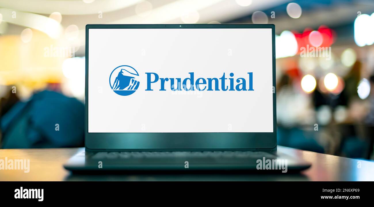 POZNAN, POL - 28 GIUGNO 2022: Computer portatile che visualizza il logo di Prudential Financial, una società le cui filiali forniscono servizi finanziari Foto Stock