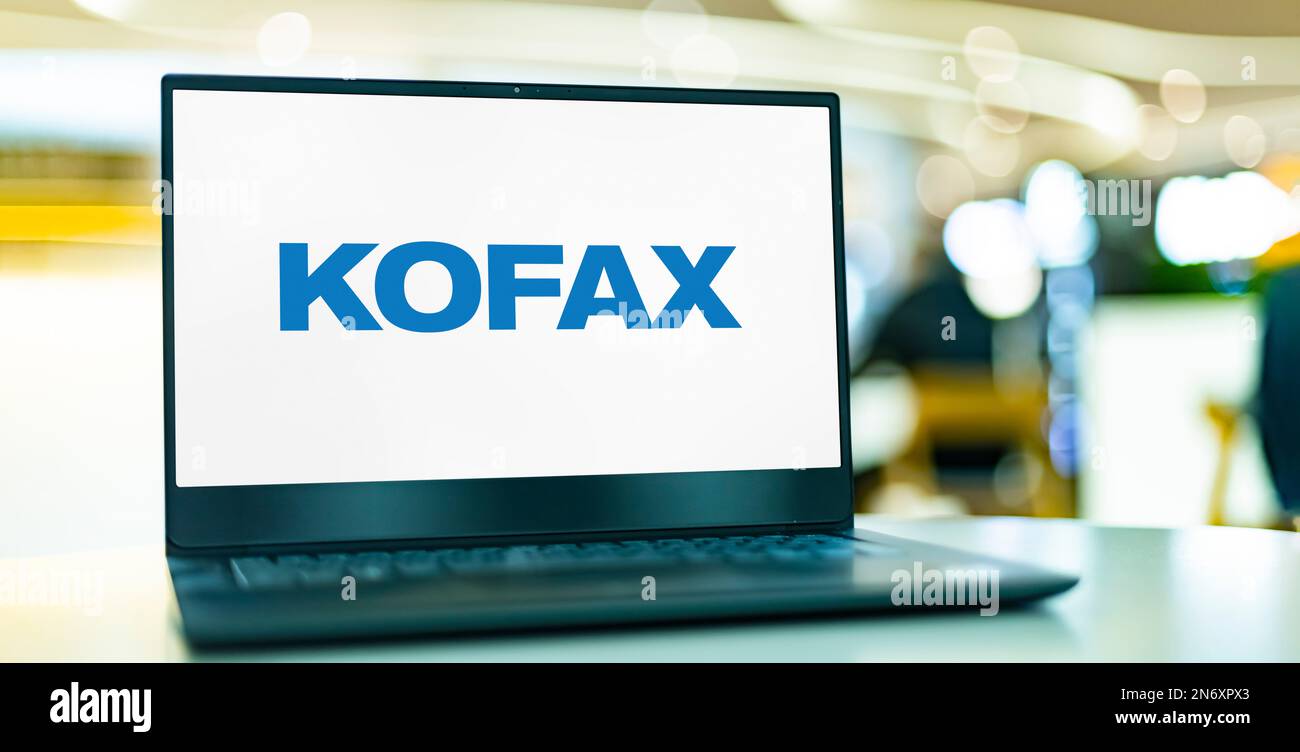 POZNAN, POL - 28 GIUGNO 2022: Computer portatile che visualizza il logo di Kofax Inc. Un fornitore di software di automazione intelligente Foto Stock