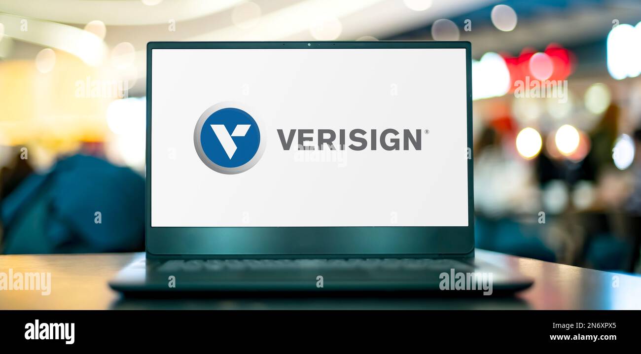 POZNAN, POL - 28 GIUGNO 2022: Computer portatile che visualizza il logo di VeriSign, una società che gestisce una vasta gamma di infrastrutture di rete, tra cui Foto Stock