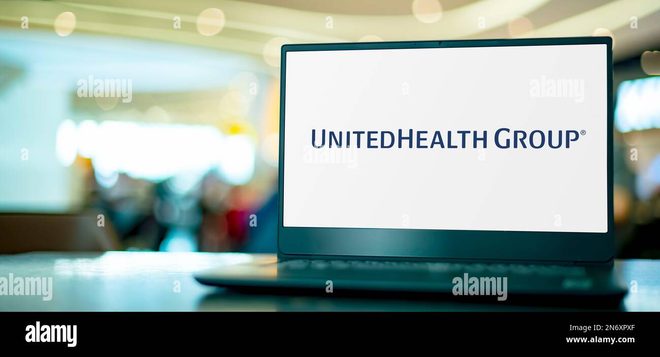 POZNAN, POL - 28 GIUGNO 2022: Computer portatile che visualizza il logo di UnitedHealth Group, una multinazionale gestita sanità e società di assicurazioni con sede in M. Foto Stock