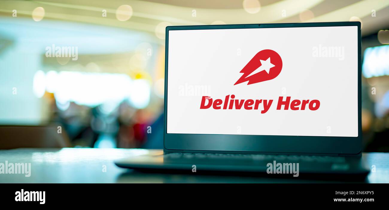POZNAN, POL - 28 GIUGNO 2022: Computer portatile che visualizza il logo di Delivery Hero, un servizio multinazionale online di consegna di cibo con sede a Berlino, Germania Foto Stock