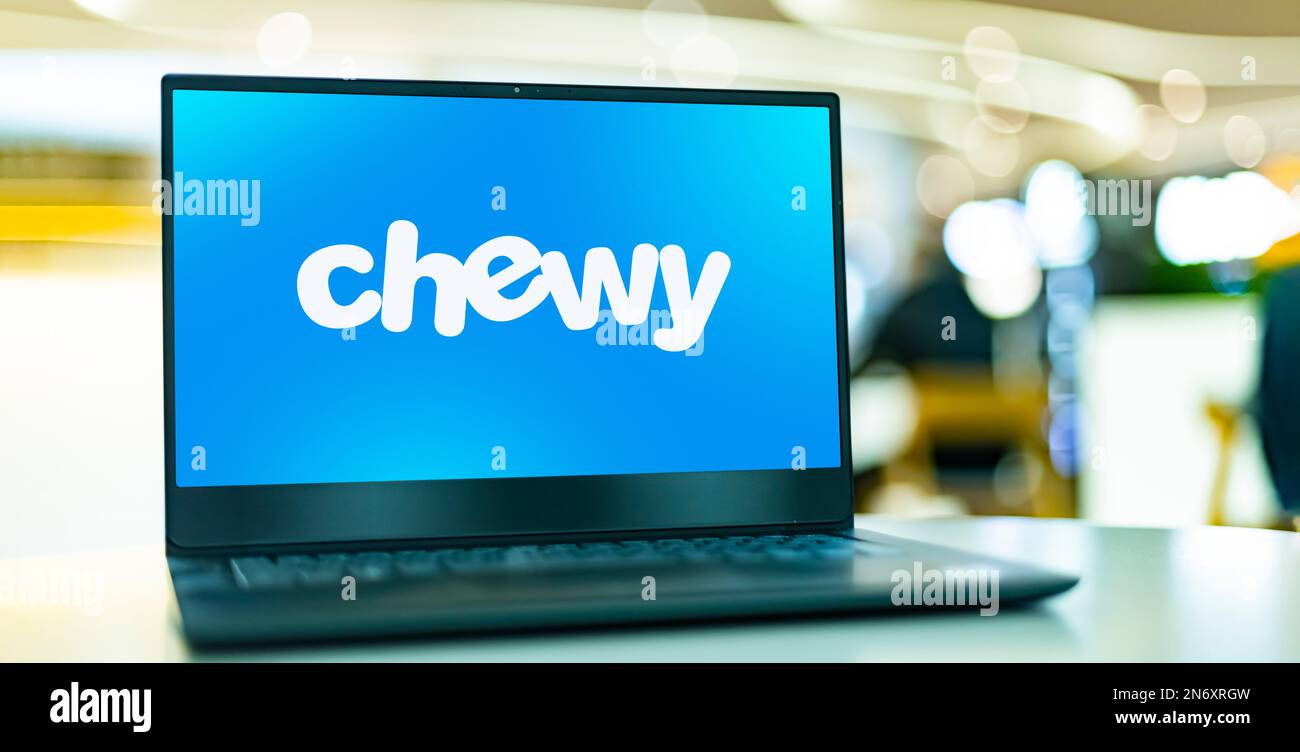 POZNAN, POL - 28 GIUGNO 2022: Computer portatile che mostra il logo di Chewy, un rivenditore online di alimenti per animali domestici e altri prodotti correlati agli animali con sede a Dania Bea Foto Stock