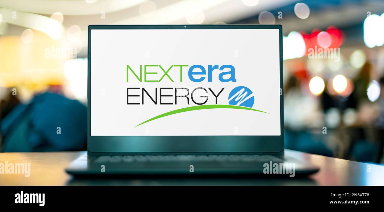 POZNAN, POL - 20 LUGLIO 2022: Computer portatile che visualizza il logo di NextEra Energy, una società americana di energia Foto Stock